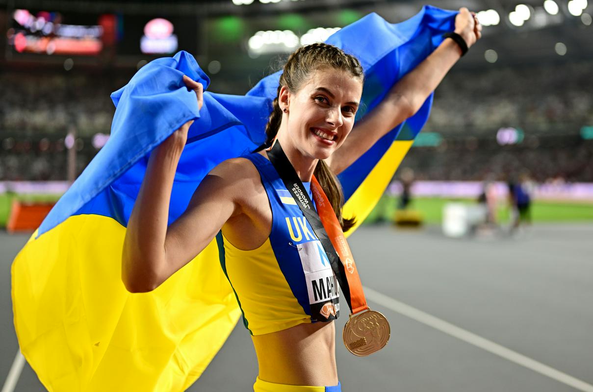Jaroslava Mahučik, ki je morala marca lani  zapustiti Ukrajino zaradi vojne, se je veselila zlate medalje. Zdaj trenira v Nemčiji. Foto: EPA