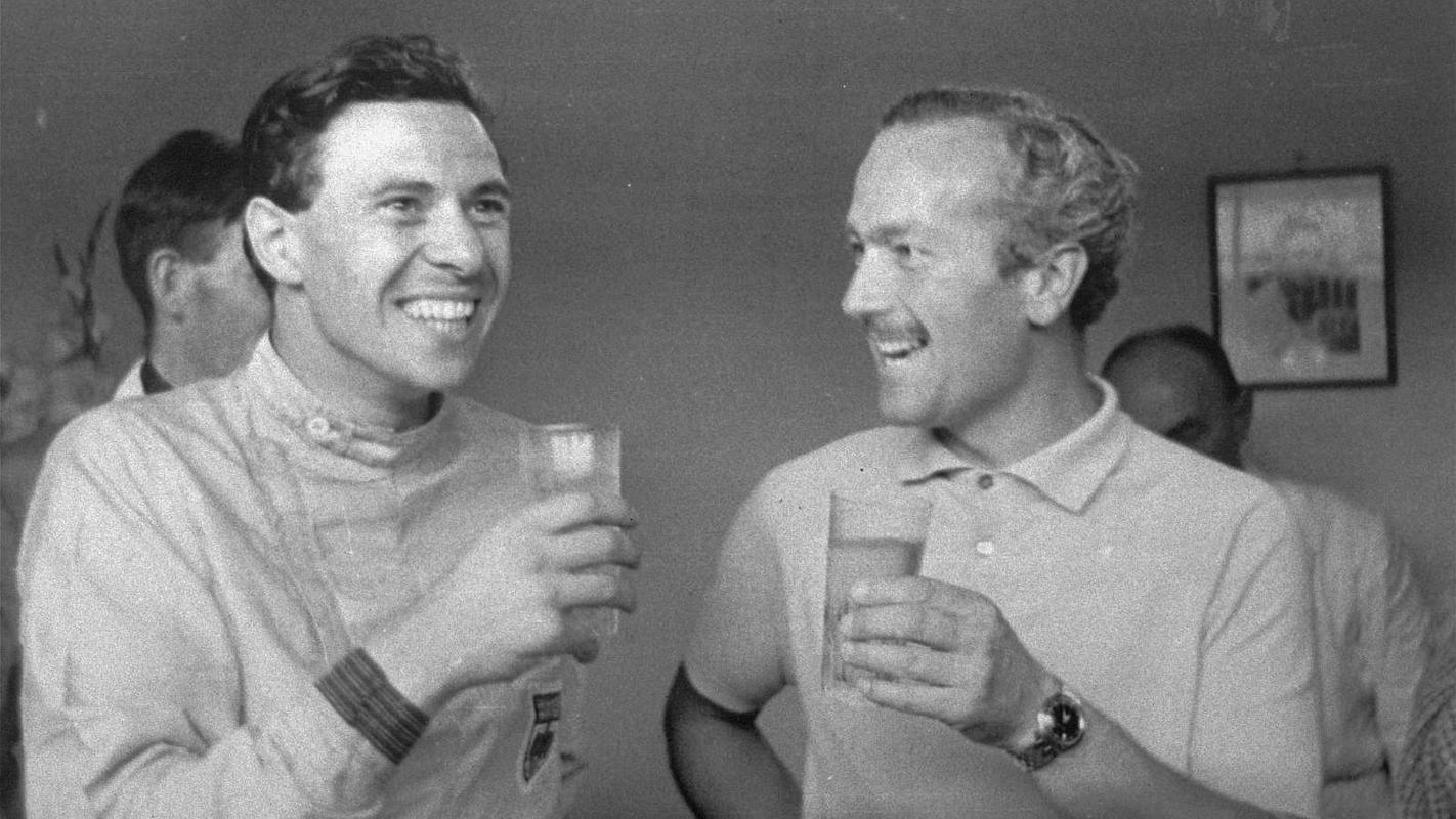 Naveza, ki je privedla do enega izmed vrhuncev v formuli ena: Jim Clark in lastnik Lotusa Colin Chapman. Takole sta pred natanko 60 leti nazdravila naslovu prvaka v Monzi. Foto: AP