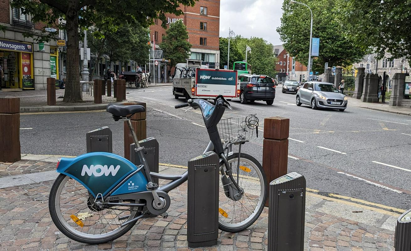 Sistem izposoje javnih koles zelo dobro pokriva Dublin. Foto: Val 202/Luka Hvalc