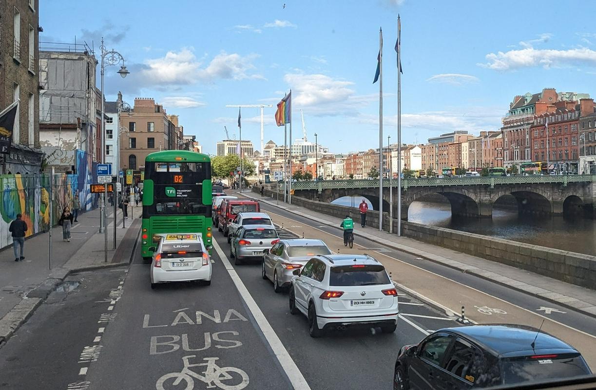 Največ težav s prometom je v Dublinu, v katerem so mestni avtobusi pogosto ujeti v gneči. Graditev podzemne železnice ni realna. Foto: Val 202/Luka Hvalc