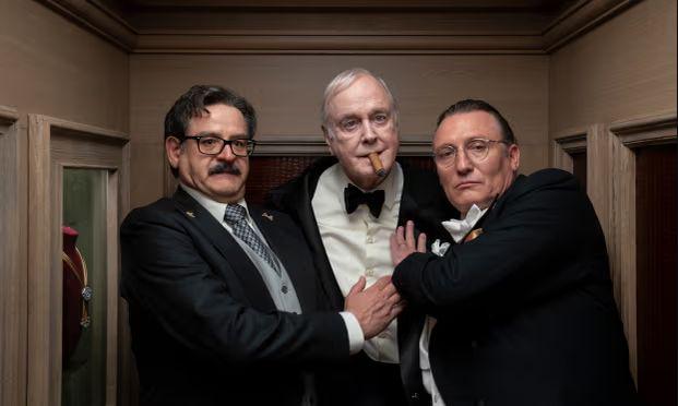 John Cleese, na sredi, s Fortunatom Cerlinom (na levi) in Oliverjem Masuccijem v Palači Romana Polanskega. Foto: IMDb