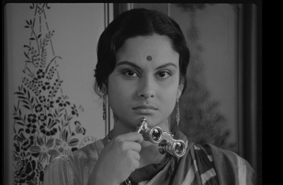 Program Kino-katedra za pedagoge bo letos začel s filmom Osamljena žena Satyajita Raya, ki ga je bilo v kinoteki v okviru retrospektive bengalskega režiserja mogoče videti tudi v pretekli sezoni. Foto: IMDb