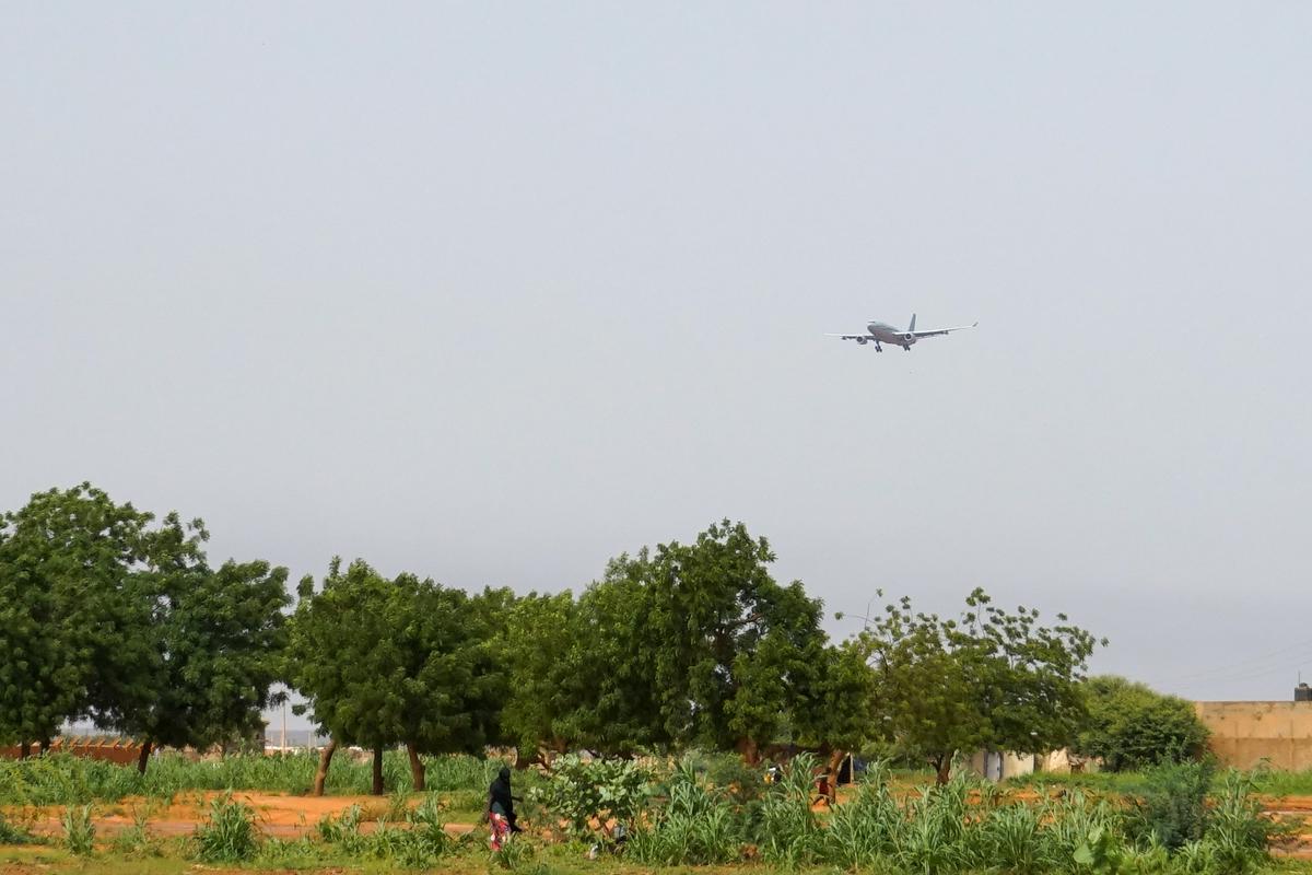 Francija je na začetku avgusta evakuirala svoje državljane. Na fotografiji evakuacijsko letalo v bližini Niameya. Foto: EPA