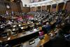 Srbska opozicija s protestnimi žvižgi in hrupom ovirala delo parlamenta