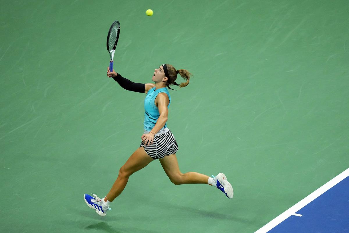 Karolina Muchova je naredila 36 neizsiljenih napak in ni se ji uspelo še drugič letos uvrstiti v finale turnirja za grand slam. Na Rolandu Garrosu je bila blizu naslova, ki pa ga je nato osvojila Iga Swiatek. Foto: Reuters