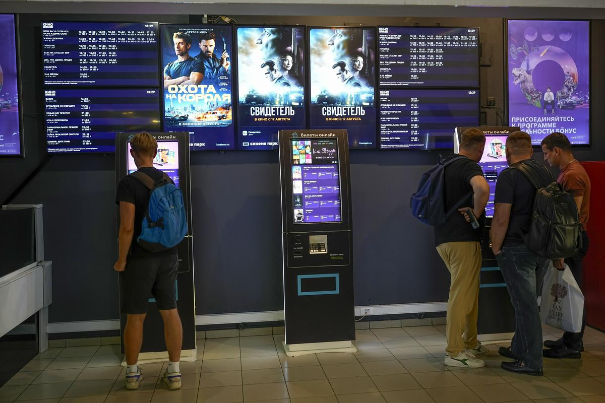 Obiskovalci v moskovskem nakupovalnem centru kupujejo vstopnice za projekcijo Priče. Foto: AP