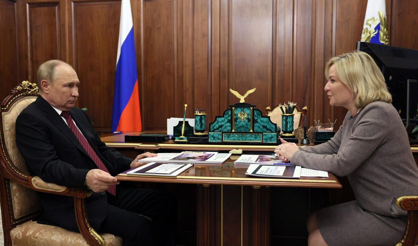 Lanski sestanek predsednika Putina z ministrico za kulturo Olgo Ljubimovo. Predsednik Putin je ministrstvu za kulturo naročil, da je treba zagotoviti kinodvorane, kjer se bodo predvajali dokumentarci o 