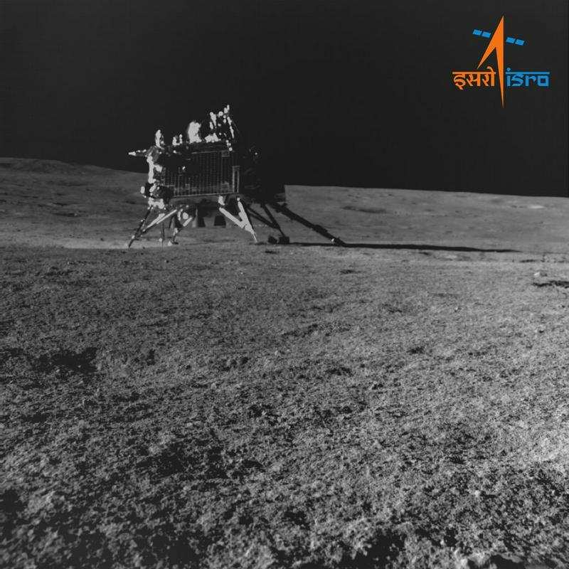 Pristajalnik Vikram. Fotografijo je posnel rover Pragjan. Na Luni sta od 23. avgusta. Foto: ISRO
