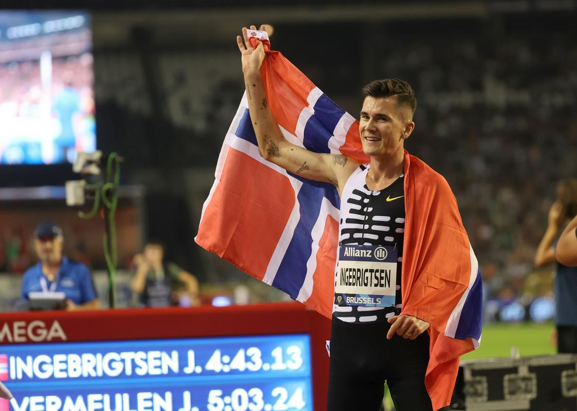 Jakob Ingebrigtsen je za sekundo in 66 stotink izboljšal svetovni rekord na 200 metrov. Foto: EPA