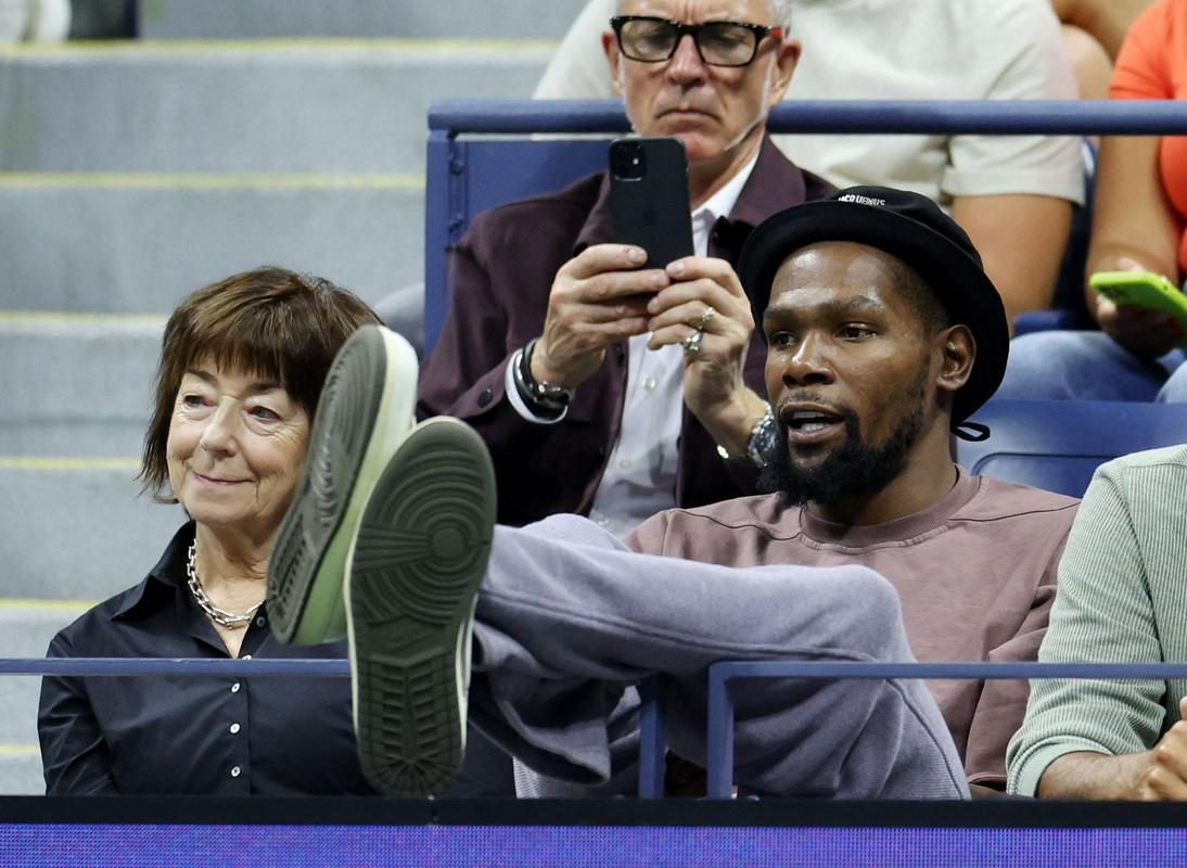 Dvakratni MVP finala Lige NBA Kevin Durant je užival na tribuni stadiona Arthurja Asha. Foto: Reuters