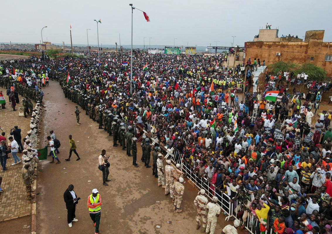 Protestniki pred francoskim vojaškim oporiščem v Niameyju. Foto: Reuters