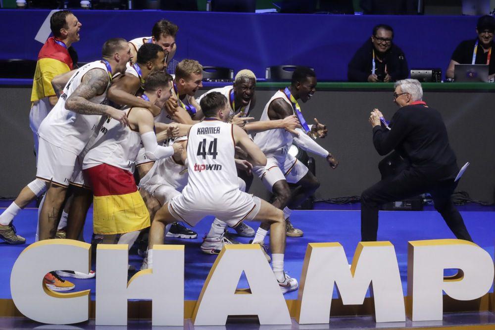 Nemška košarkarska reprezentanca je prvič igrala v finalih SP-jev, po zmagi nad Srbijo pa je seveda slavila svoj največji uspeh v zgodovini. Foto: EPA