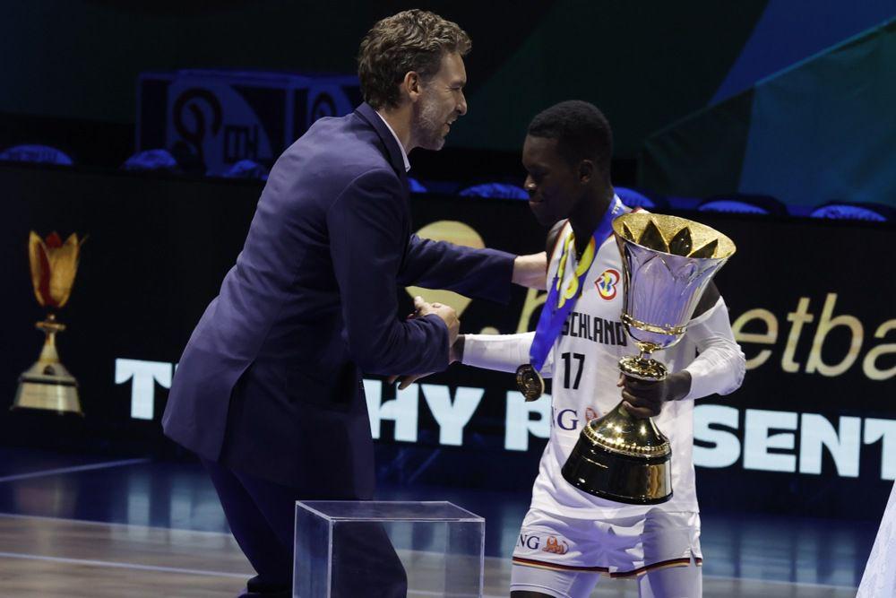 Pau Gasol, nekdanji španski košarkarski zvezdnik, je Dennisu Schröderju izročil nagrado za najboljšega igralca prvenstva. Foto: EPA