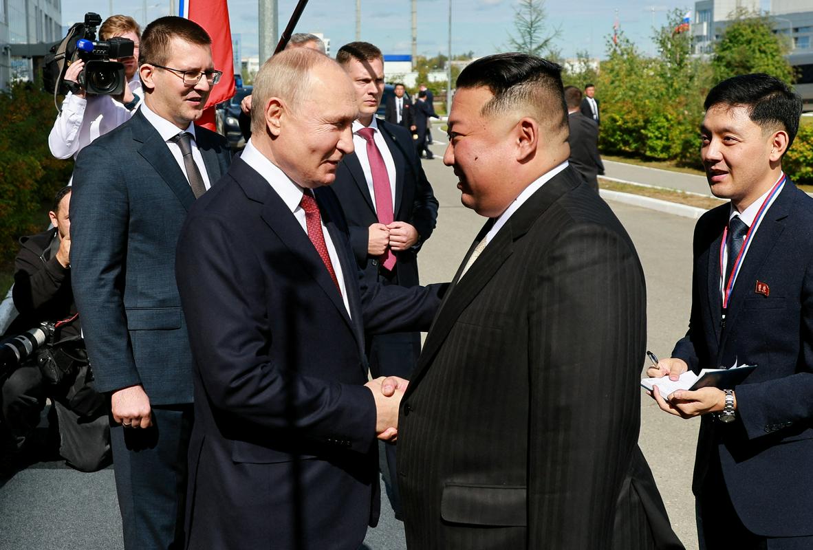 Vladimir Putin (levo) in Kim Džong Un (desno). 