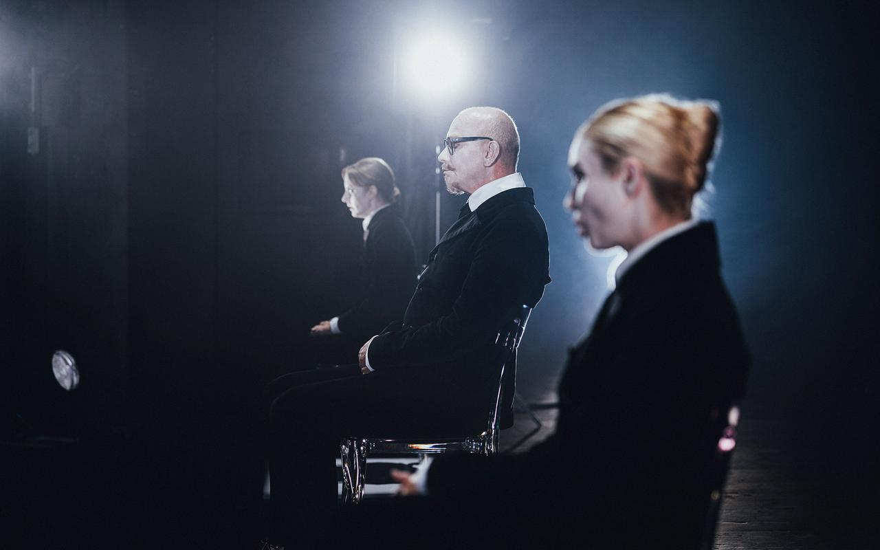 The bald singer with the genre label antidrama is a satire on petty-bourgeois society.  Photo: MGL