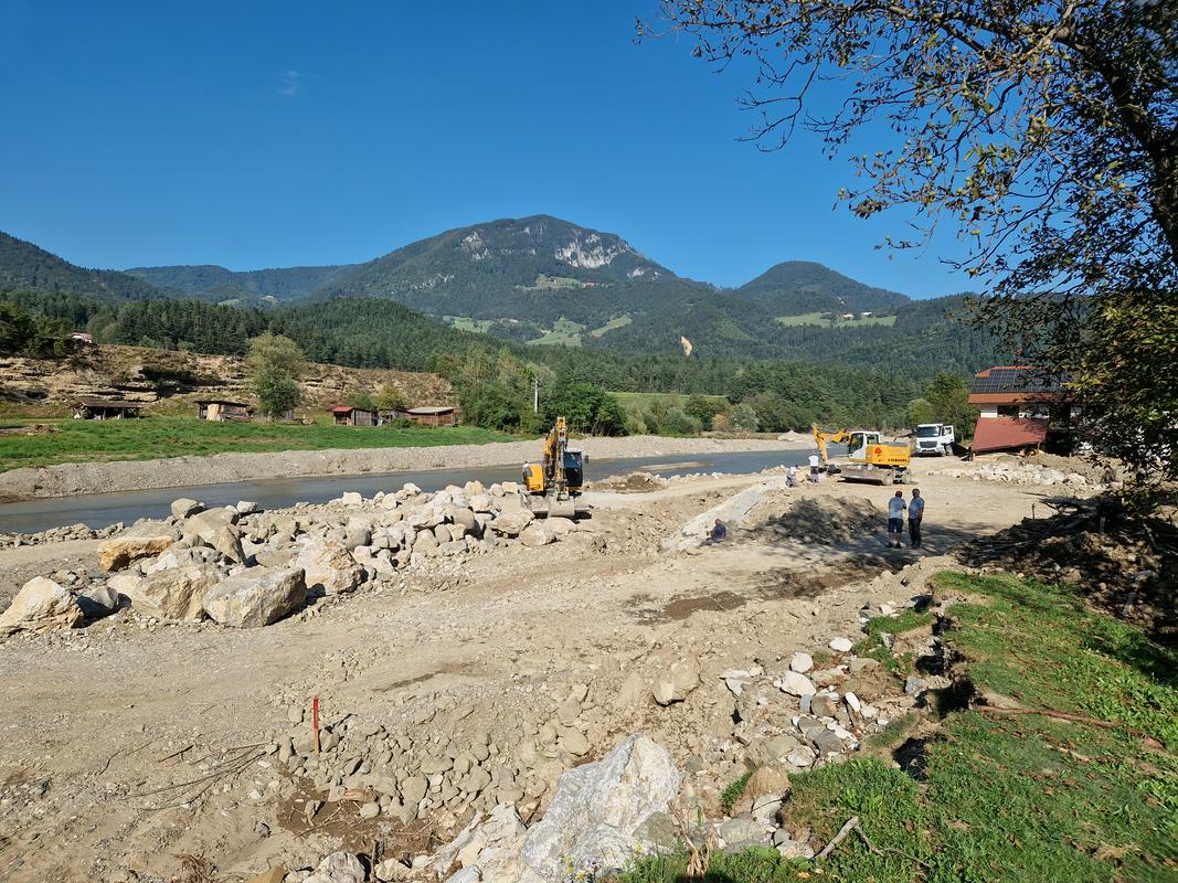 Urejanje struge Savinje v Ljubnem pri Savinji. Foto: MMC RTV SLO/Ksenja Tratnik