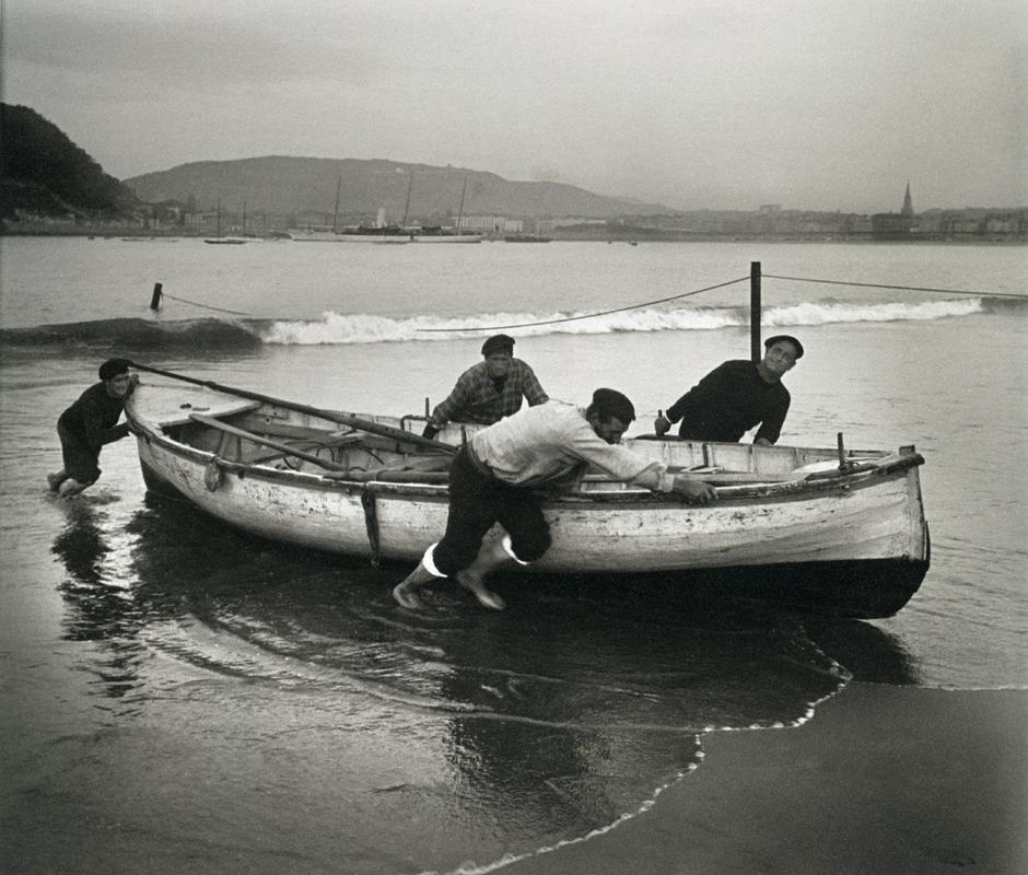 Aurelio de Colmenares y Orgaz, Count of Polentinski, Pushing a Boat, 1900-1915.  Photo: SEM