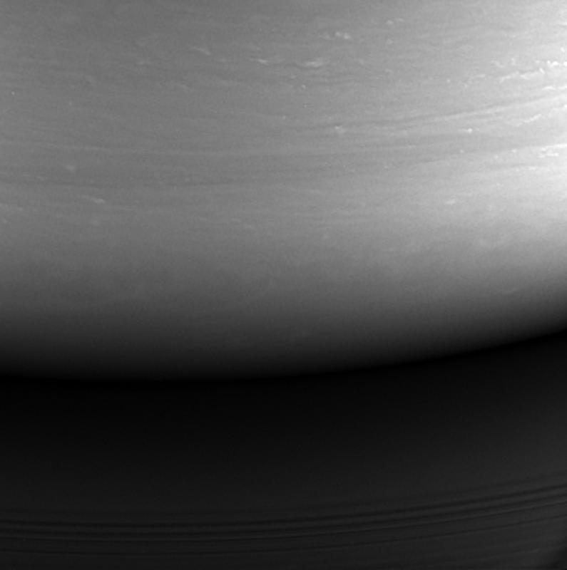Poslednja fotografija, ki jo je posnela sonda Cassini, in vsebuje mesto, kamor se je pozneje spustila. Fotografija je nastala 14. septembra ob 20. uri po srednjeevropskem času z razdalje 634.000 kilometrov od planeta. Foto: NASA/JPL-Caltech/Space Science Institute