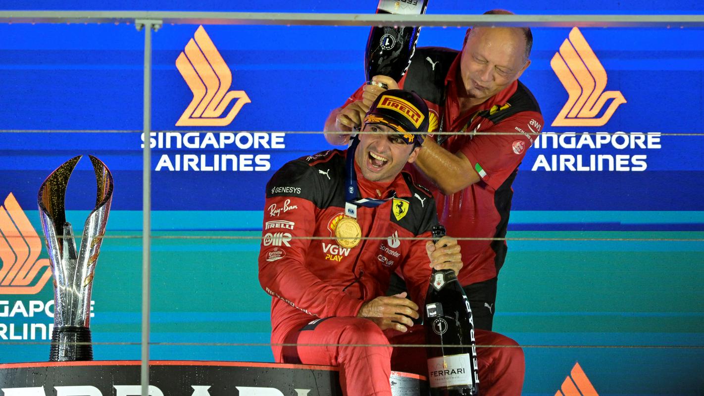 Carlos Sainz je prekinil niz desetih zmag Maxa Verstappna v letošnji sezoni. Hkrati je razblinil sanje Red Bulla, da bi sezono sklenil nepremagan. Te so bile po spodletelih kvalifikacijah sicer že pred dirko precej nerealne. Foto: Reuters