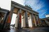 Podnebni aktivisti so z barvo poškropili Brandenburška vrata