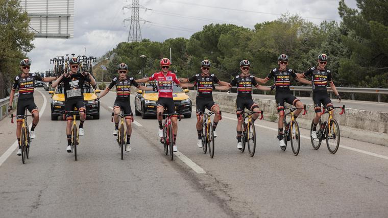 Fireman's picture of the historic eight bees: Jumbo Visma took the first three places overall and won the team classification, picking up all three Grand Tours in the season.  Photo: EPA