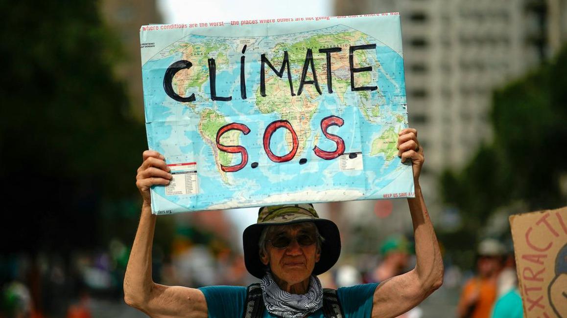 Pred zasedanjem generalne skupščine ZN-a protestniki v en glas: "Konec uporabe fosilnih goriv!"