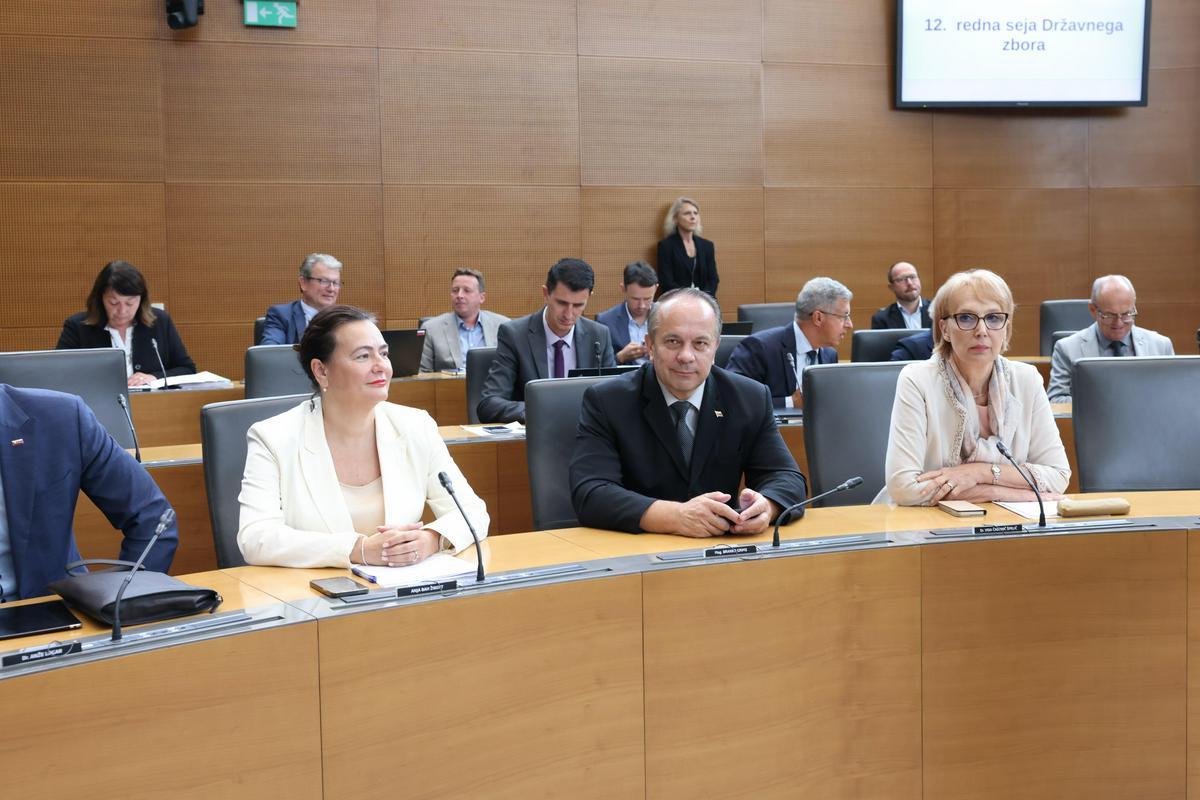 Poslanci Anja Bah Žibert, Branko Grims in Vida Čadonič Špelič. Foto: Matija Sušnik/DZ
