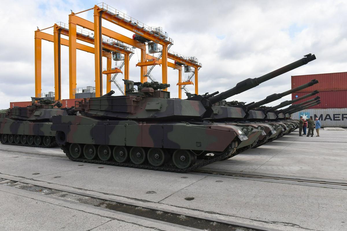 Ameriška vlada je januarja napovedala, da bo Ukrajini dobavila 31 bojnih tankov abrams, marca pa je nato sporočila, da bodo dobavo izvedli jeseni. Foto: Reuters