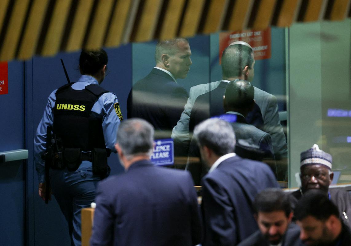 Policija ZN-a je Erdana pospremila iz dvorane. Foto: Reuters