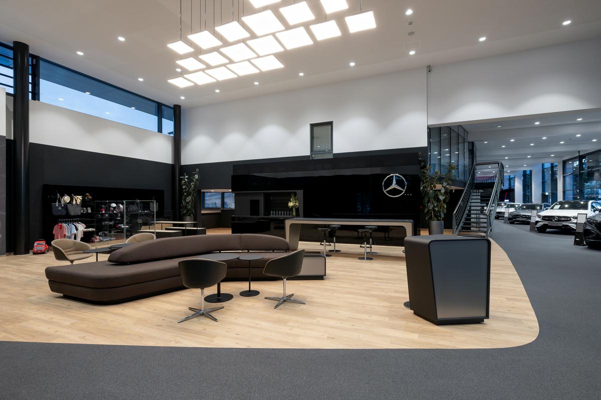 Pri Mercedes-Benzu so razkrili novo zasnovo prodajnega salona, ki ponuja več kot le razstavo vozil, ki jih je mogoče kupiti. Bolj podrobno je mogoče spoznati tudi tehnologije in druge inovacije znamke. Foto: Mercedes-Benz
