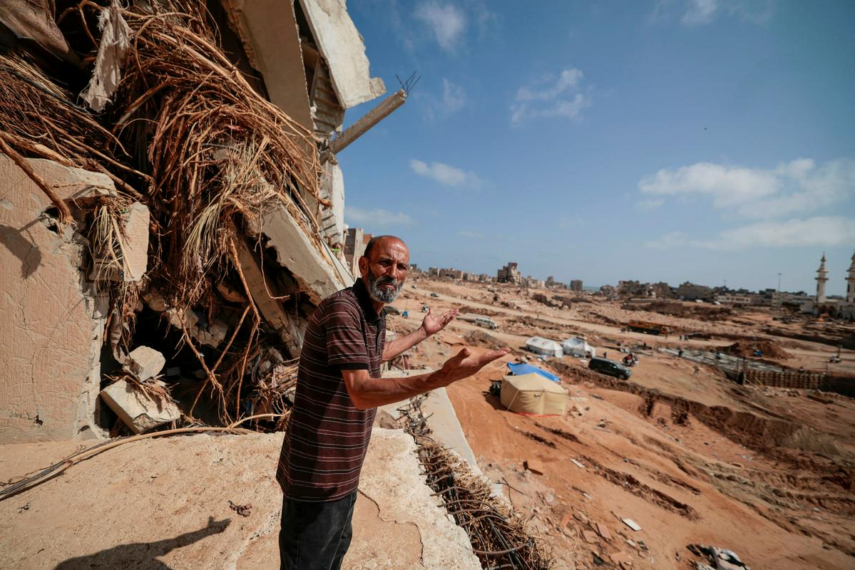Hamdi Čeik si ogleduje posledice katastrofalnih poplav, ki so zahtevale najmanj 3300 življenj in uničile številne zgradbe v mestu. Foto: Reuters