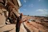 Poplave v Libiji razselile 43.000 ljudi, veliko nevarnost predstavljajo tudi mine