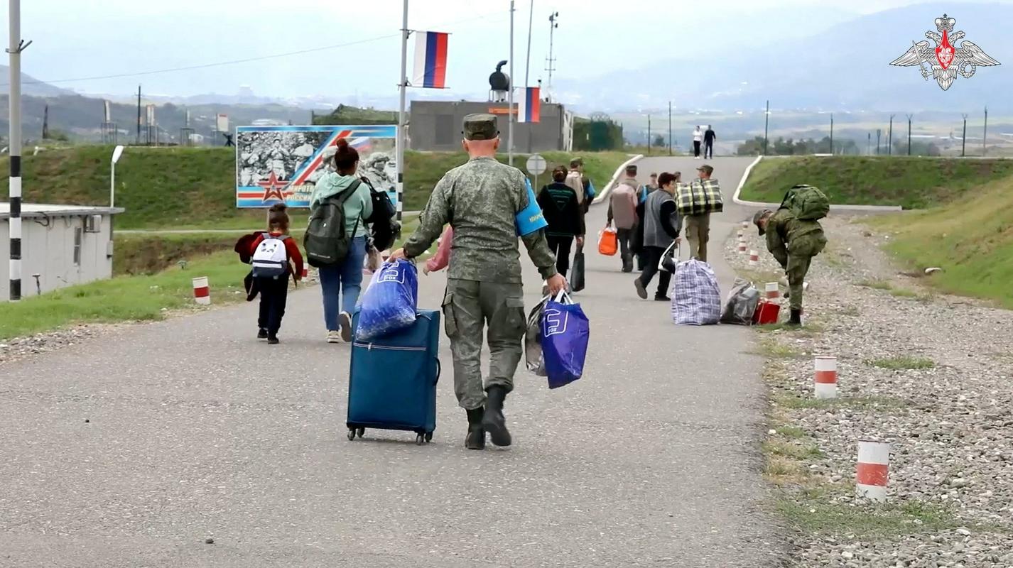 Ruske mirovne sile sodelujejo pri evakuaciji civilistov. Foto: Reuters