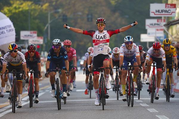 Pogačar je lani v Vareseju dobil sprint 22 kolesarjev, v katerem so bili v glavnini res samo še kolesarji za razgibane klasike. Foto: AP