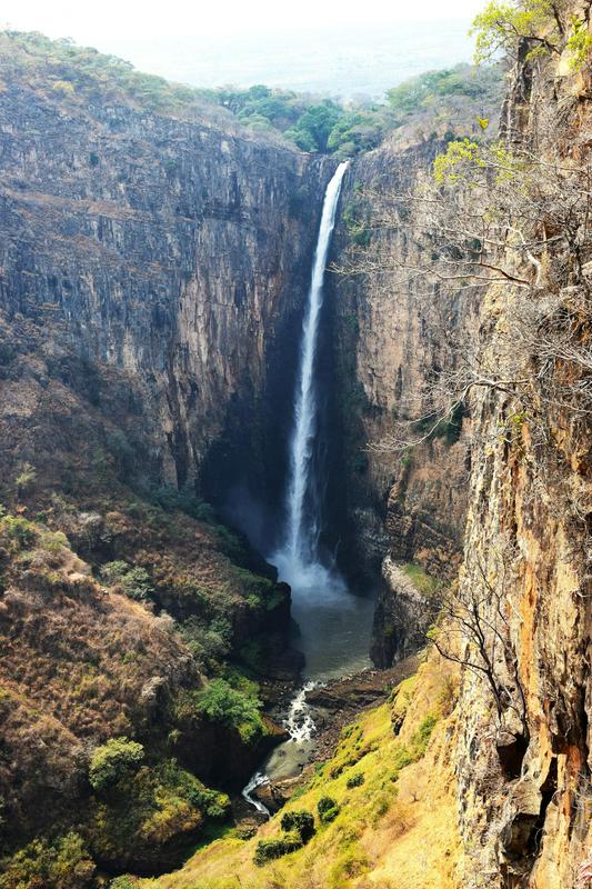 Najvišji zambijski slap, Kalambo, pada z visoke planote v afriški Veliki tektonski jarek; je še enkrat višji od npr. Viktorijinih slapov. Foto: Reuters