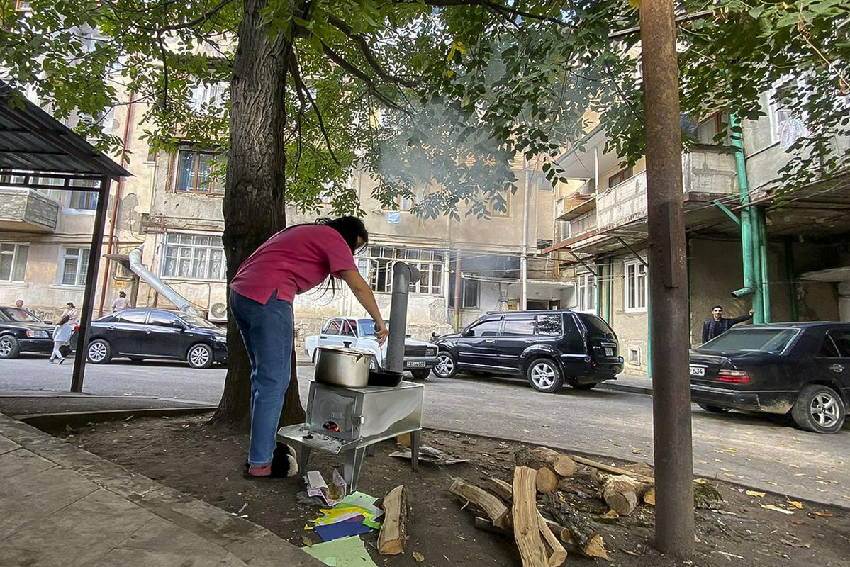 Prebivalci Gorskega Karabaha se po navedbah Armenije spopadajo s humanitarno krizo.  Foto: AP