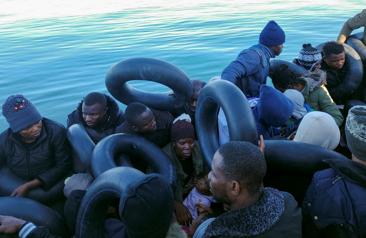 Prebežniki na poti iz Tunizije v Italijo. Foto: Reuters
