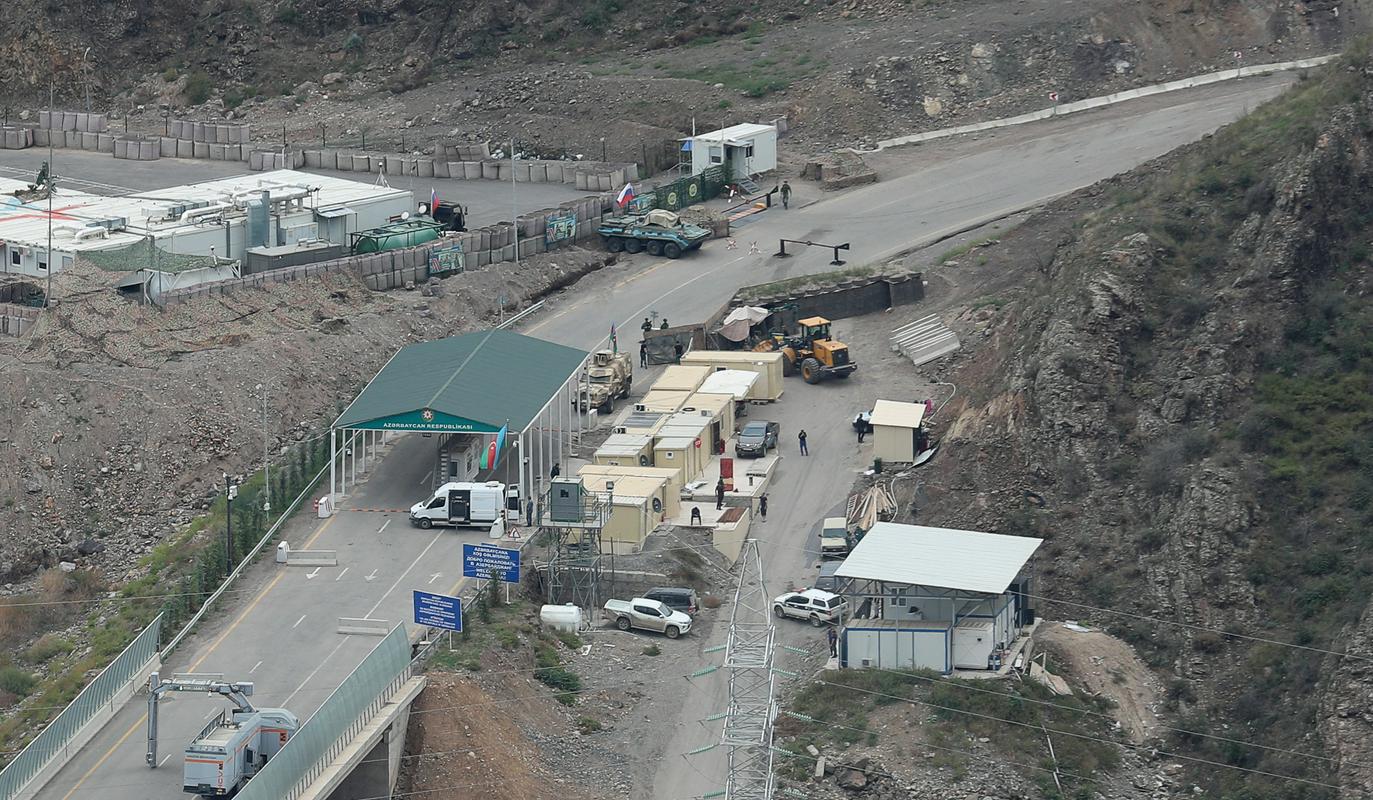 Mejni prehod med Armenijo in Azerbajdžanom. Foto: Reuters