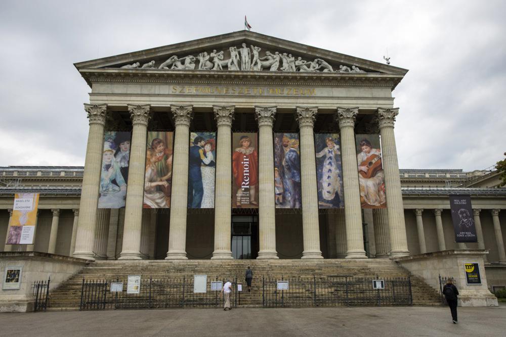 Pročelje Muzeja lepih umetnosti v Budimpešti. Foto: EPA