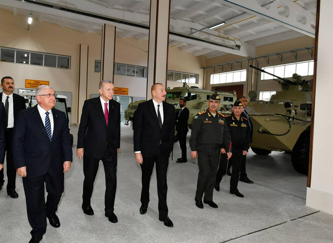 Erdogan in Alijev sta si v Nakičevanu skupaj ogledala posodobljen vojaški objekt. Foto: Reuters