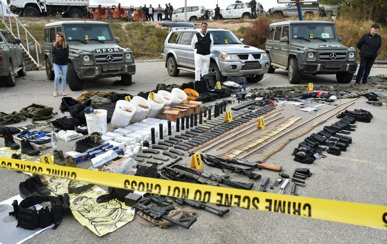 Orožje in strelivo, ki ju je kosovska policija našla pri napadalcih. Foto: Reuters