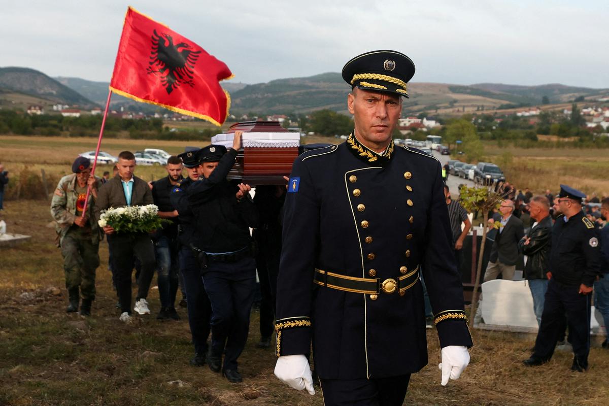 Na Kosovu so danes pokopali ubitega policista. Foto: Reuters