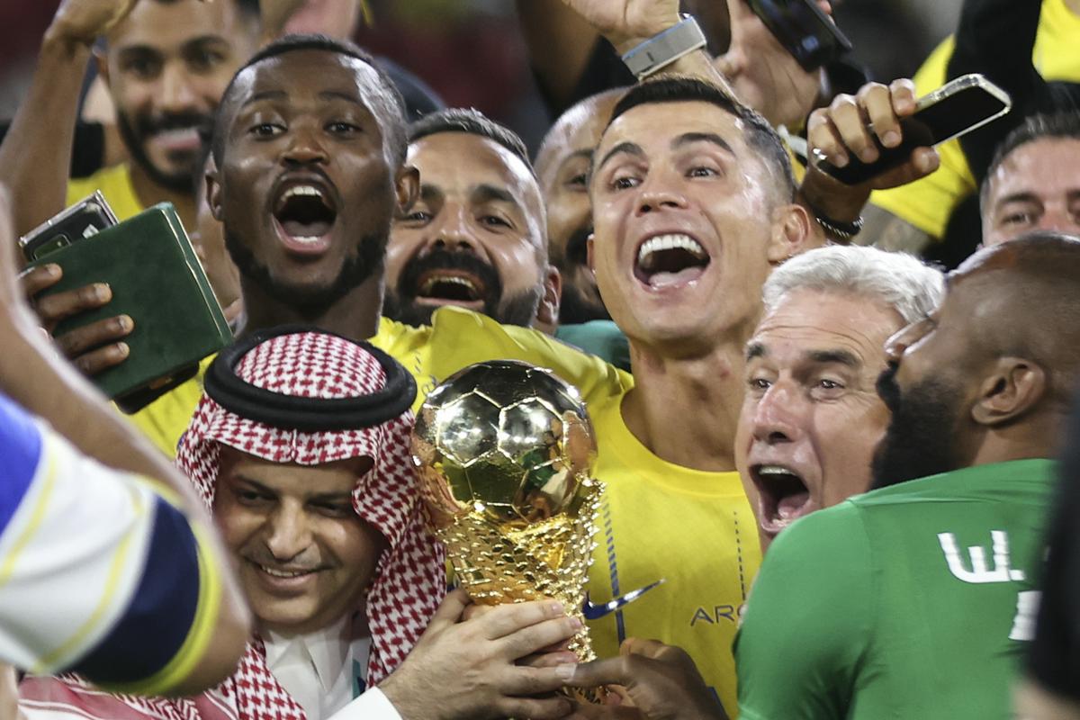 Al Nasr je z Ronaldom ostal brez državnega naslova, a zato je nedavno osvojil oživljeno arabsko Ligo prvakov, kar ni zanemarljivo v prestižnem boju s klubi iz Emiratov in Katarja ter severne Afrike. Naslednji izziv je osvojitev azijske Lige prvakov, kjer letos igrajo trije od štirih velikih klubov v lasti PIF-a (manjka Al Ahli). Foto: Reuters