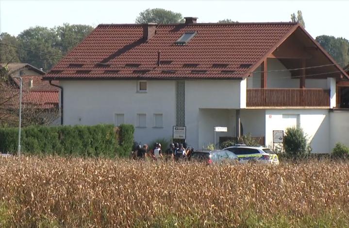Osumljenec je bil v hiši med dogodkom sam, prijeli so ga na balkonu. Foto: Televizija Slovenija (zajem zaslona)