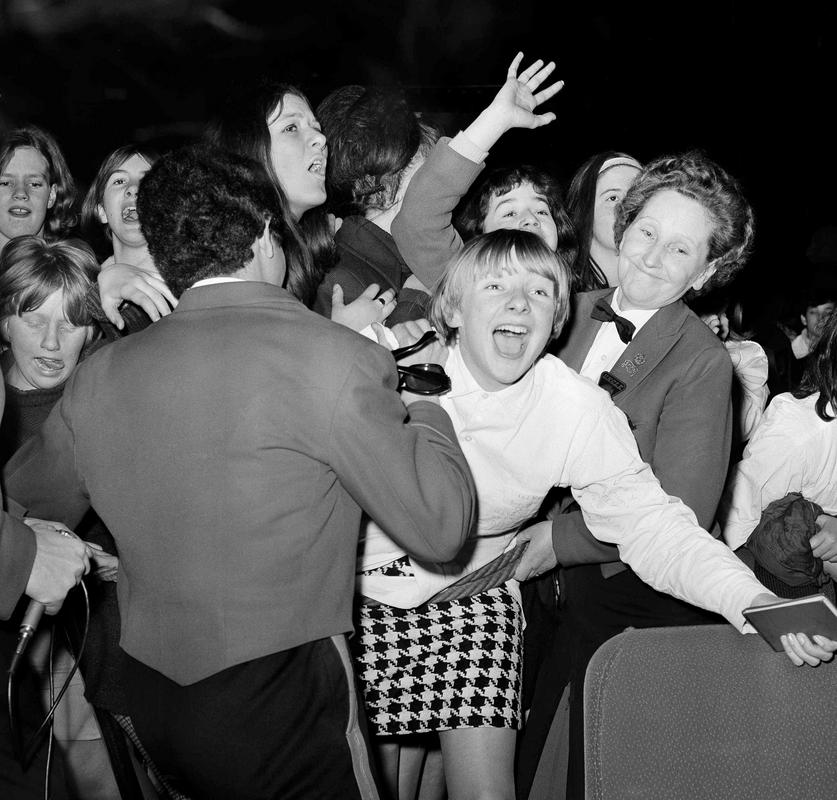 Kričeče oboževalke, ki so leta 1966 zmotile tiskovno konferenco Davida McCalluma v Londonu. Foto: AP