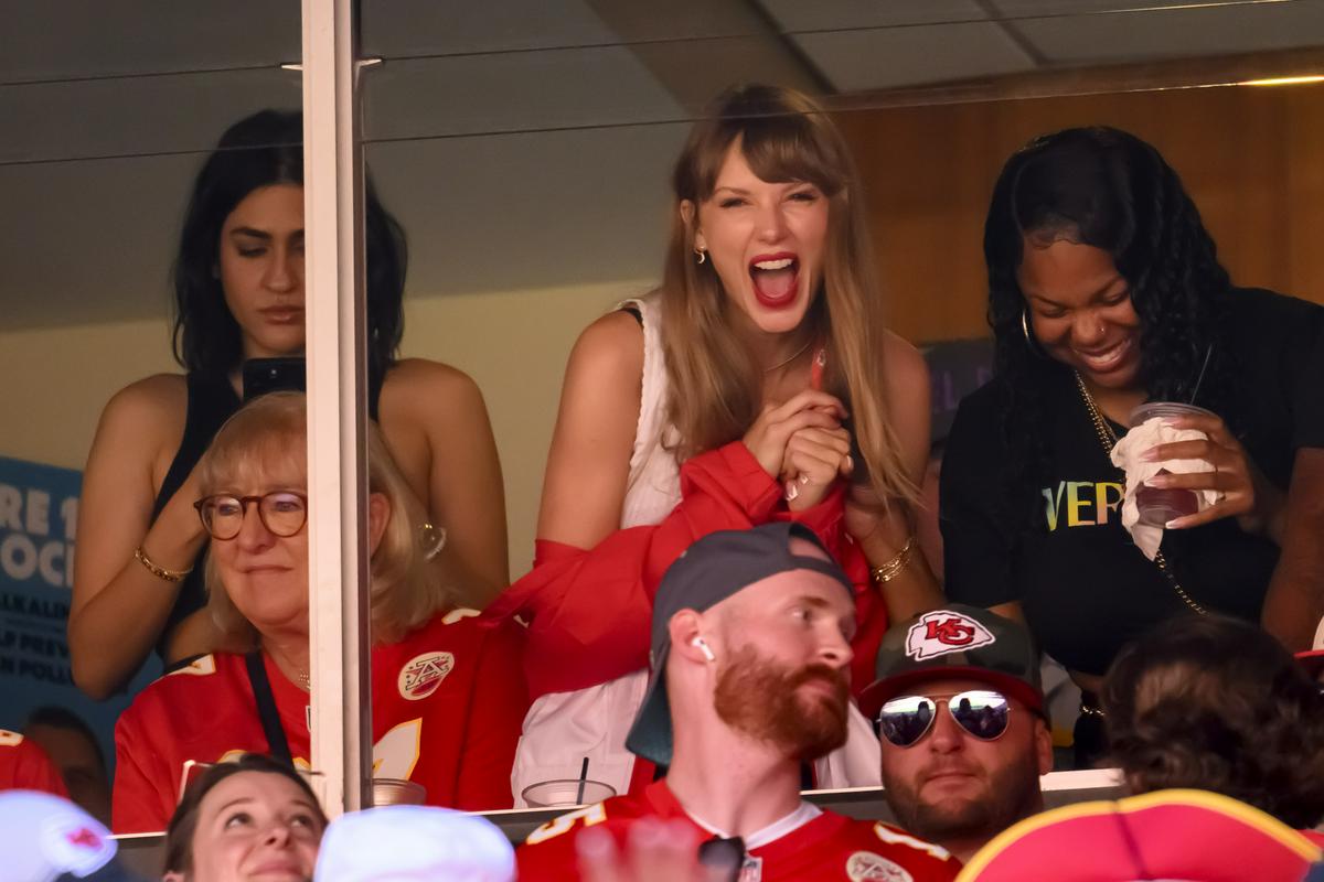 Taylor Swift na VIP-loži stadiona Arrowhead s Kelcejevo mamo Donno in prijatelji. Foto: AP