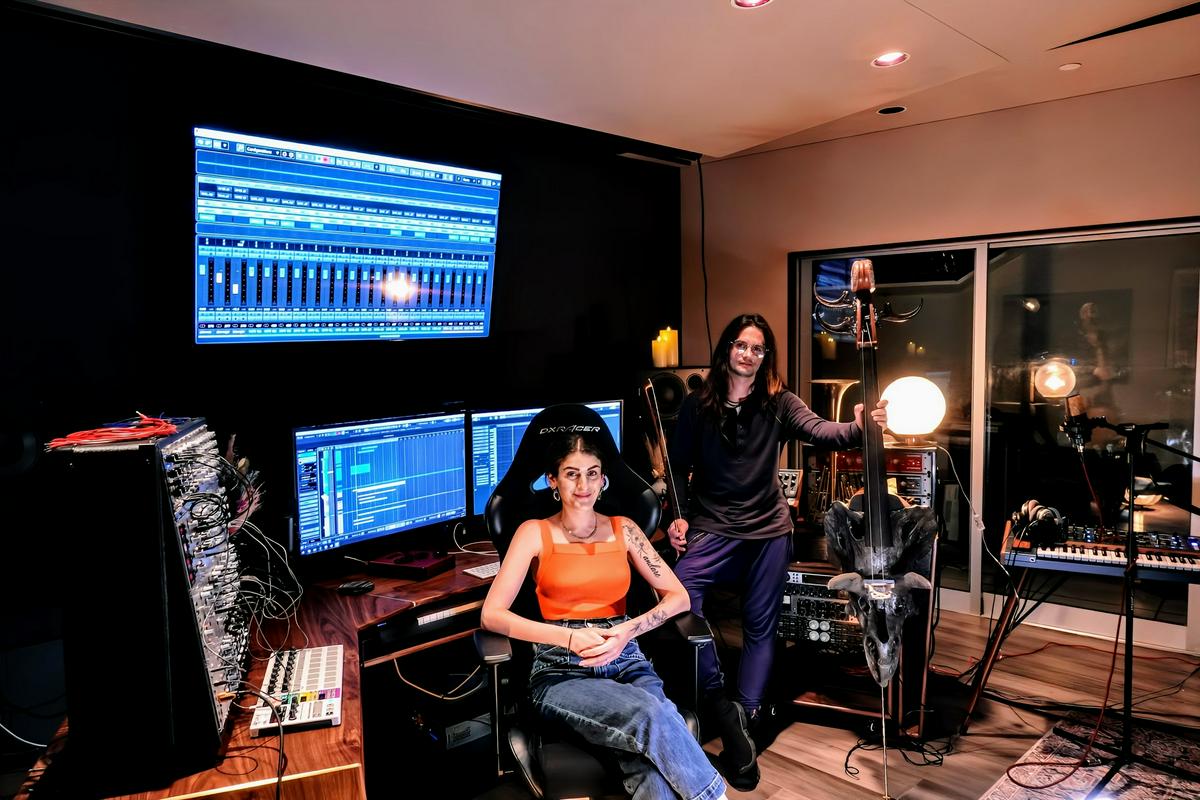 Kara Talve in Anže Rozman v studiu v Los Angelesu. Foto: Osebni arhiv Anžeta Rozmana