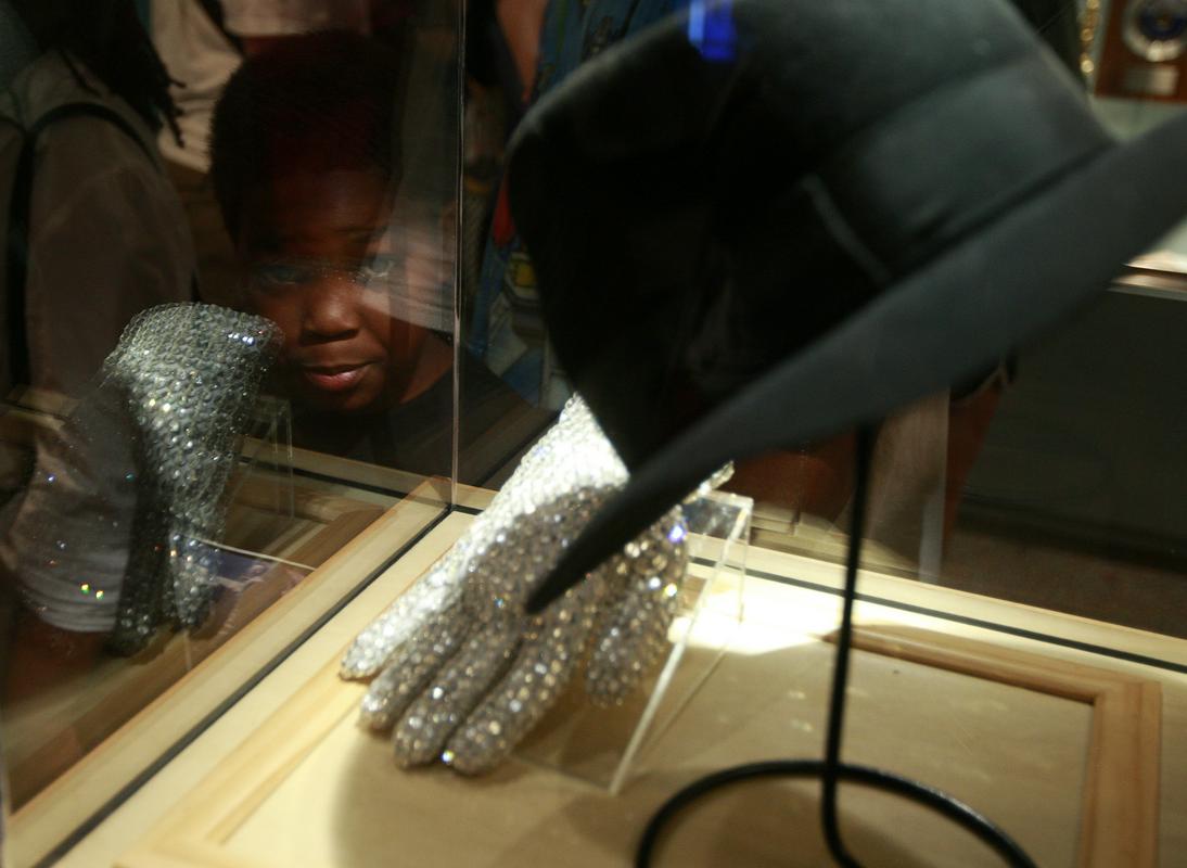 Na svojih nastopih je Jackson odvrgel več enakih klobukov, ta na fotografiji je del zbirke muzeja Motown. Foto: EPA