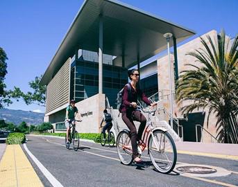 Univerza v Kaliforniji vidi zeleno prihodnost v svojih ozaveščenih študentih in sončnih celicah. Foto: https://www.universityofcalifornia.edu/news/uc-sustainability-students-and-solar-light-way-forward 