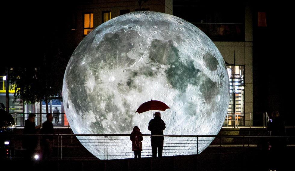 Ena izmed posebnosti letošnjega festivala je premična instalacija Muzej Meseca, ki jo je v sodelovanju z Naso ustvaril svetovno priznani umetnik Luke Jerram iz Velike Britanije. Delo sestoji iz makete, katere premer je sedem metrov, krasijo pa jo podrobni Nasini posnetki površja Meseca. Foto: Facebook/R.o.R festival